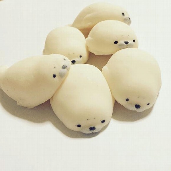 モッチモチでおいしそう♪ 大福みたいなアザラシのフィギュアが話題 / Twitterユーザーの声「お皿の上にあったら食べちゃう…」