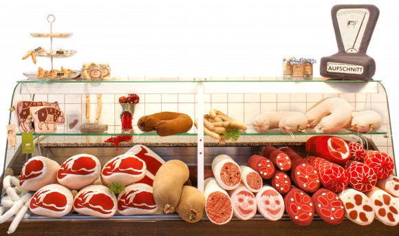 本物みたい！ 大きなソーセージや骨付きハムがぬいぐるみに…!! ドイツに世界初の “テキスタイル” 肉屋がオープン