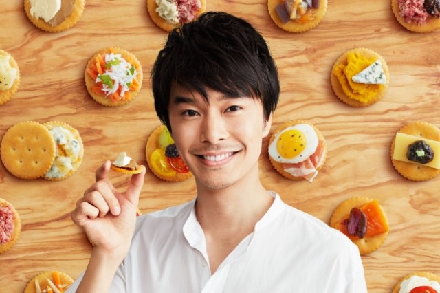 「リッツ」新CMで長谷川博己さんがリッツパーティーを開催！ いっぽうそのころ、前任者・沢口靖子さんは…