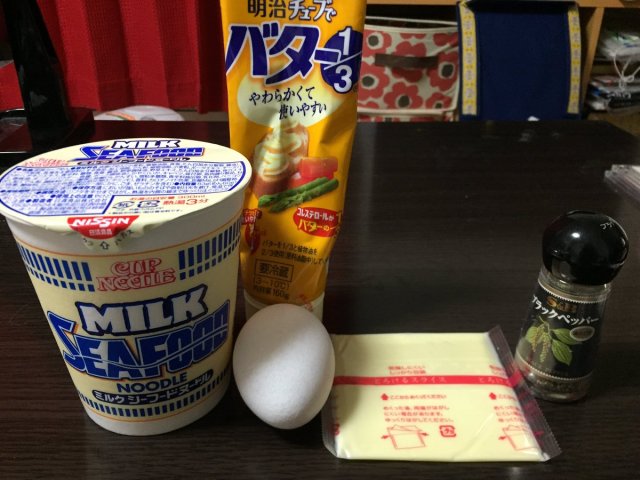 【カロリー危険】日清「ミルクシーフードヌードル」の最高レシピを紹介 / まるでカルボナーラみたいでめちゃウマそう