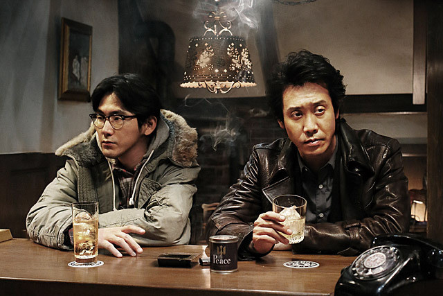 映画『探偵はBARにいる3』はシリーズ最高傑作！ 松田龍平扮するテンションの低い相方・高田の意外な活躍ぶりに注目です【最新シネマ批評】