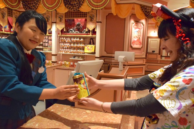 35周年限定の「チョコレートクランチ」をテーマにしたショップが超絶オススメ!! 自分好みに味や入れ物をカスタムできるのです♪