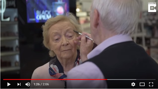 視力を失いつつある妻のためにメイクを習う84歳のおじいちゃん / 新たなことに挑戦する姿と夫婦愛にジーンとします
