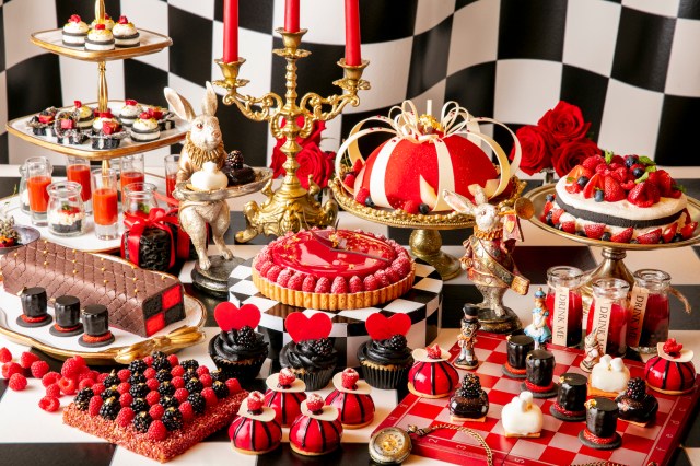 ヒルトン東京のデザートビュッフェは “小悪魔風アリス” が迷い込んだ『ハロウィーン・トリックの世界』！ 赤と黒を基調にしたデザートが素敵です