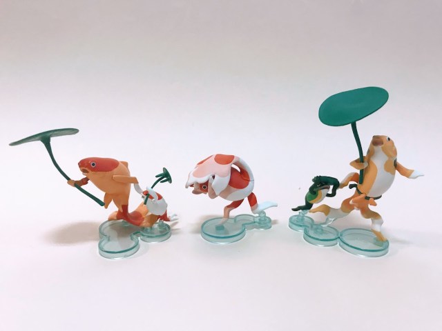 歌川国芳の浮世絵『にはかあめんぼう』がカプセルトイに！ カエルや鯉が雨宿りするコミカルな表情と躍動感がたまらんよ～♡