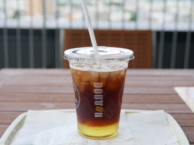 ドトール新作「レモネード×コーヒー×炭酸」の意外な組み合わせがクセになる！ 「コーヒーレモネードソーダ」を実際に飲んでみた