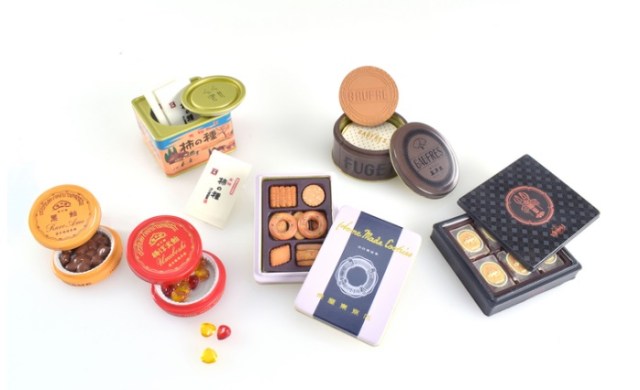 風月堂のゴーフルや柿の種など定番のお菓子がカプセルトイに！ パッケージから中のお菓子まで精巧に再現されてます