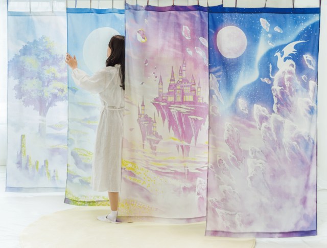 お部屋にファンタジーの世界へとつながる入り口が…？ フェリシモ魔法部新作は「異世界とつながるカーテン」ですっ!!