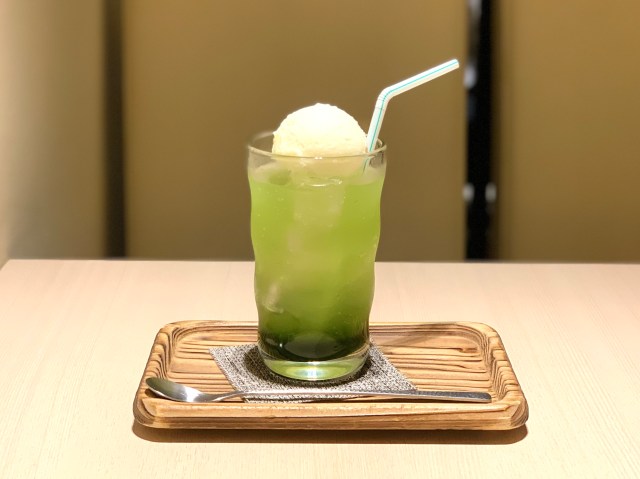 この夏、昭和レトロ薫るオトナのクリームソーダをいかが？ 「京はやしや」で「抹茶クリームソーダ」を味わってきたよ