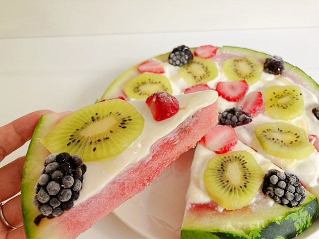 大きなスイカ🍉を手に入れたらピザにしちゃうのはいかが？ スイカで作るフルーツピザが簡単で可愛すぎるゾ！