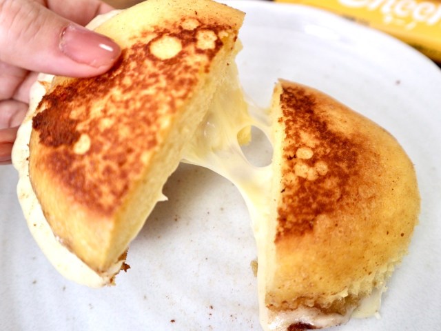 絶対ウマイやつ😋セブンプレミアムの禁断レシピに挑戦→しっとりたまご蒸しパン×とろけるスライスチーズをフライパンでジュ〜