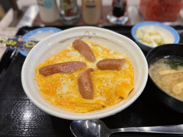 賛否両論の謎を解きたい！ 松屋の新朝食メニュー「とろっとたまごソーセージ丼」を実際に食べてみた🍳