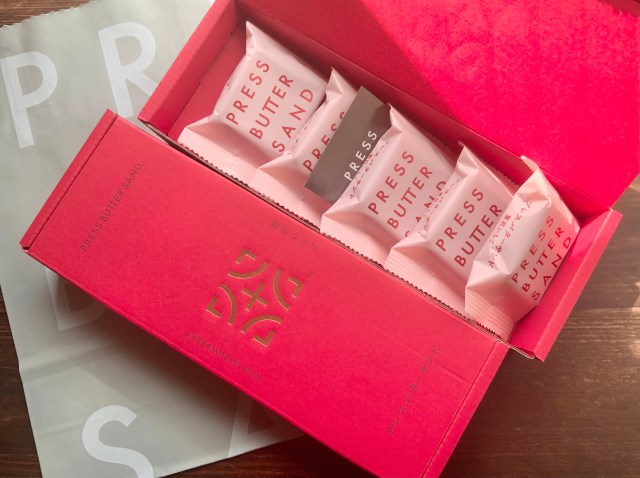 いちごの季節のお持たせに🍓プレスバターサンドの「贅沢いちご」はパケからテンションあがるよ〜！【#舞台女優の手土産リスト】